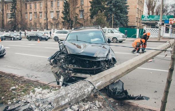 В центе Киева внедорожник сбил бетонный столб: водителя госпитализировали