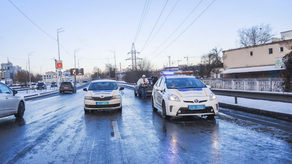 В Киеве двое мужчин напали и ограбили подростка: подробности происшествия