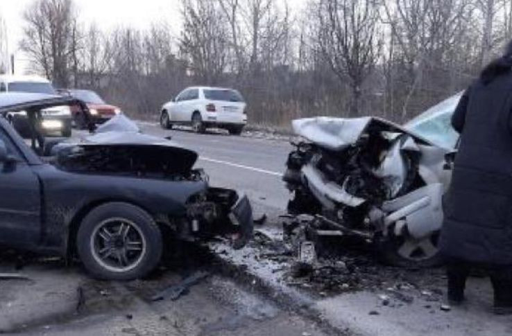 Серьезная авария под Киевом: автомобили столкнулись лоб в лоб