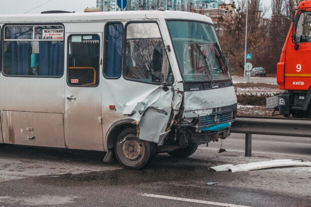 Столична маршрутка врізалася в таксі: у таксиста переломи обох ніг