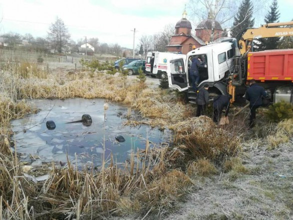 В водоеме под Львовом обнаружили автомобиль с четырьмя телами