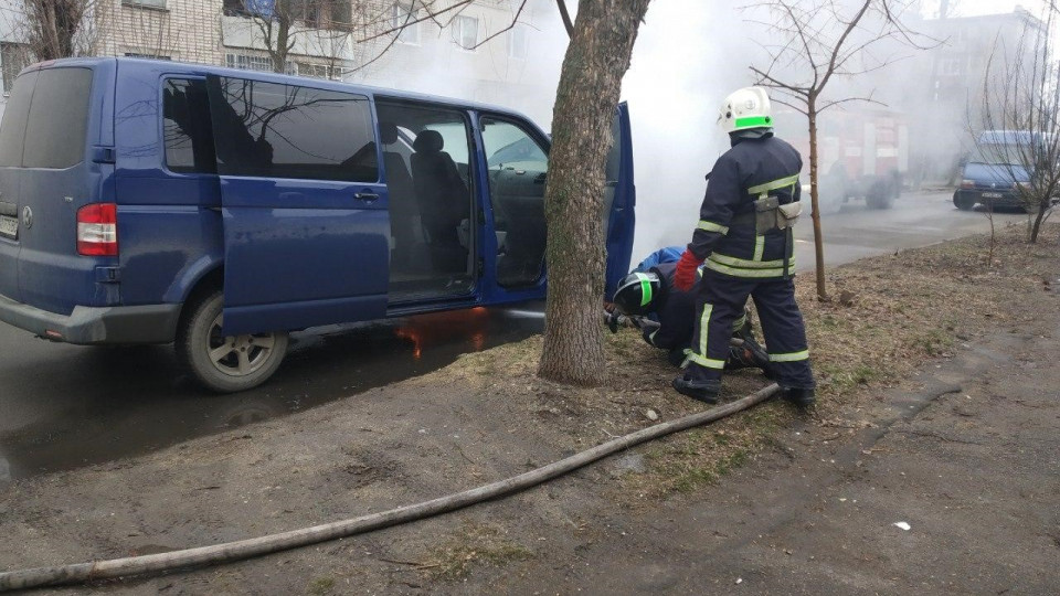 В Бердянске на ходу вспыхнул микроавтобус: фото