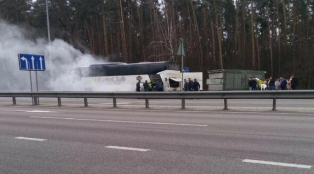 Під Києвом спалахнув автобус, переповнений пасажирами, фото