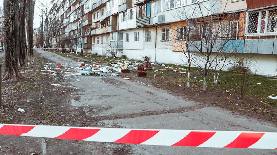 Делала уборку: в Киеве женщине, которая выбросила вещи в окно, вызвали психбригаду, фото