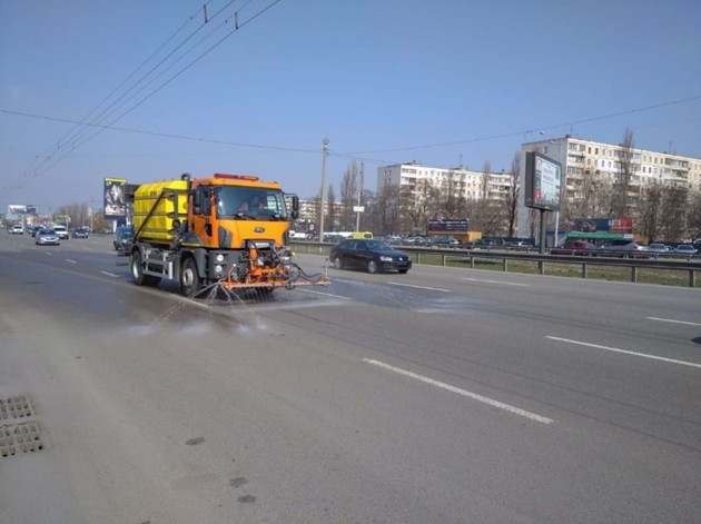 Киянам показали, як дезiнфікують «міст Кличка»