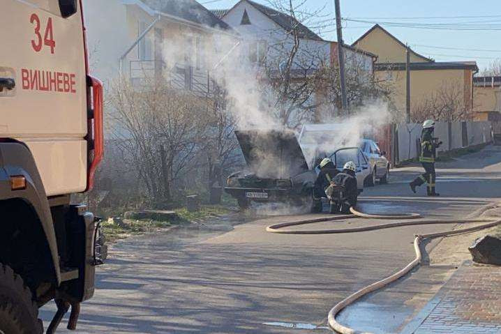 Під Києвом спалахнула пожежа: згорів Volkswagen, фото