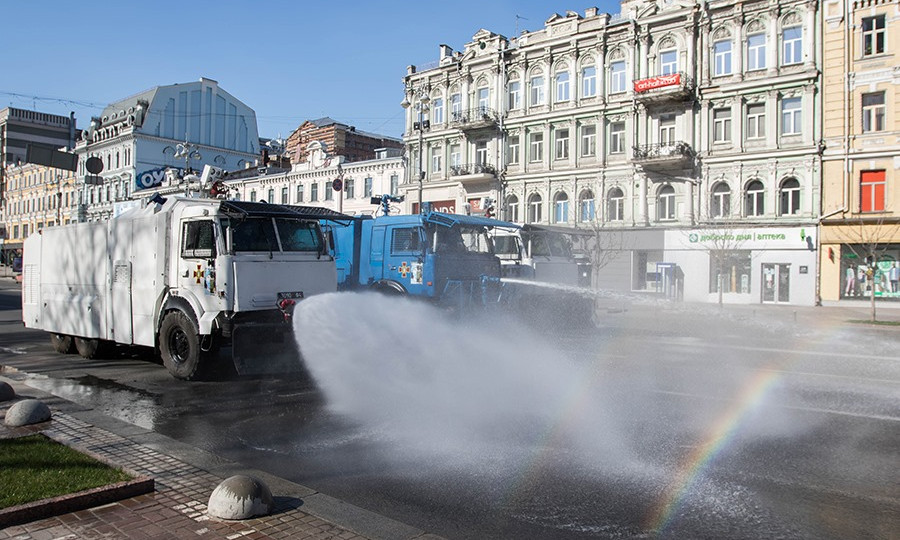 На вулиці Києва виїхали нацгвардійці на водометах: фото