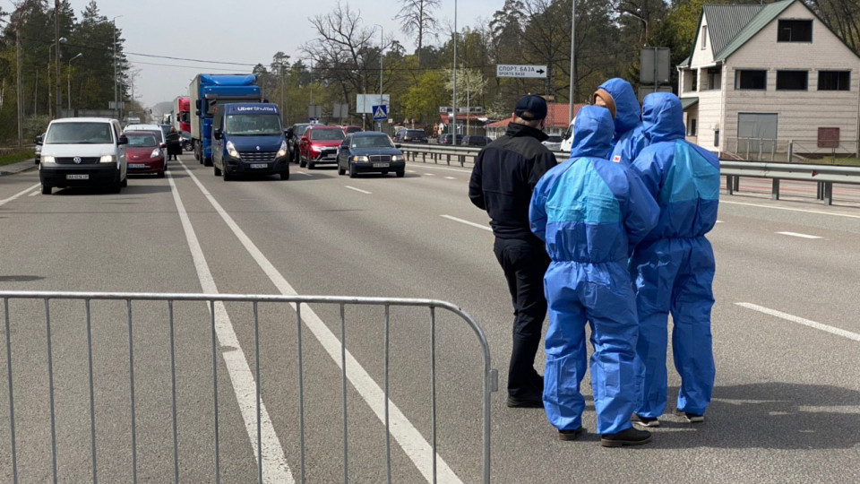 На в’їзді до Києва зупинили десятки людей з високою температурою