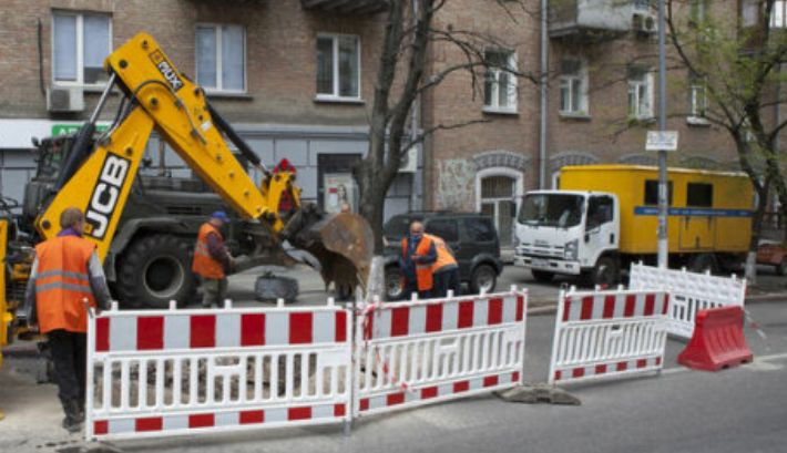 Прорвало трубопровод: столичные многоэтажки остались без воды