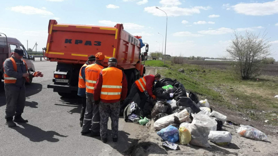 В Киевской области заметили горы мусора вдоль дорог: подробности