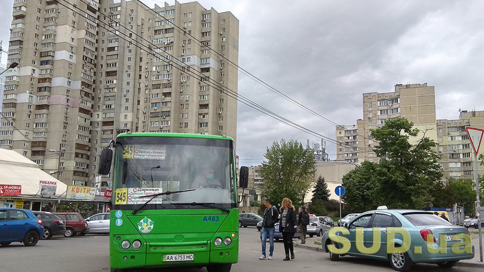 В одной из киевских маршруток мужчина угрожал пассажирам пистолетом