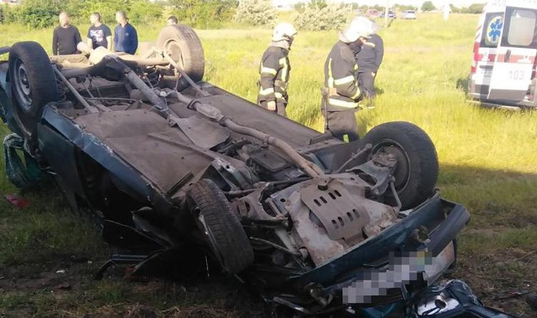 Под Запорожьем поезд разбил легковушку: есть погибший, фото