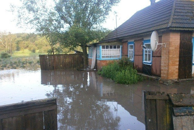 Велика вода: на Київщині внаслідок непогоди затопило двори