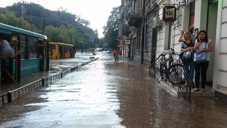 Во Львове затопило улицы: местные жители пересели на лодки, видео