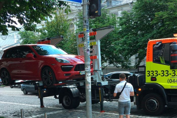 В Киеве наказали «героя парковки» на Porsche, фото