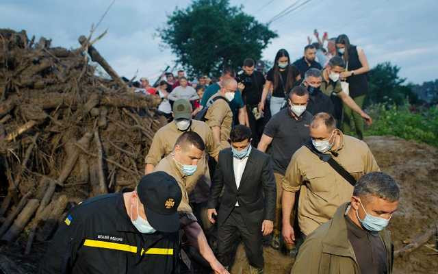 Неподготовленный к поездке на Прикарпатье Зеленский одолжил сапоги у местного жителя, фото