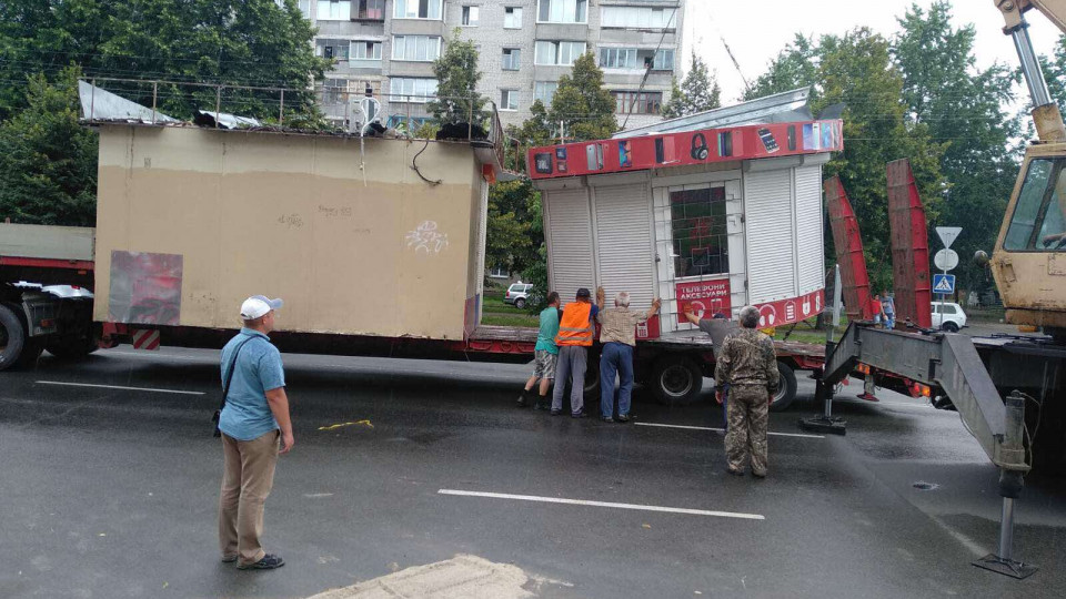 Тотальный демонтаж: в Киевской области сносят МАФы