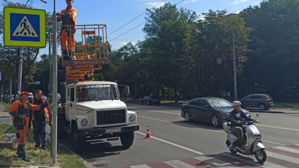 В Киеве установили обновленные дорожные знаки