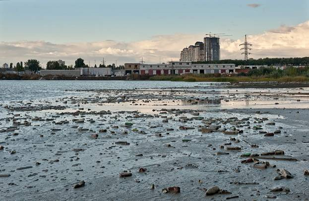 Одне з київських озер може становити небезпеку для людей