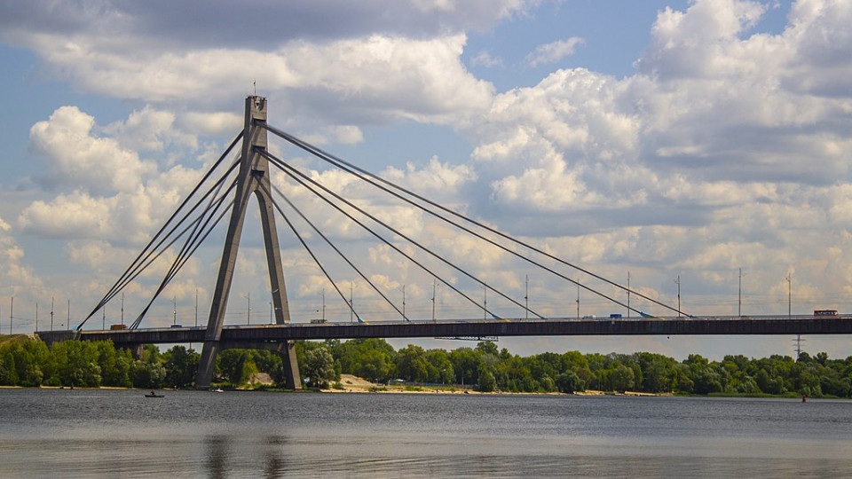 У Києві хлопець стрибнув з Північного мосту і загадково зник: фото