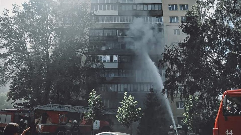 В Киеве во время пожара в квартире погибла пожилая женщина: видео