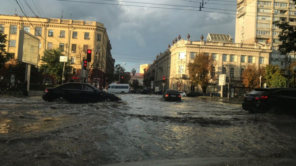 Улицы «поплыли», а деревья попадали: в Днепре прошел ураган с градом, фото