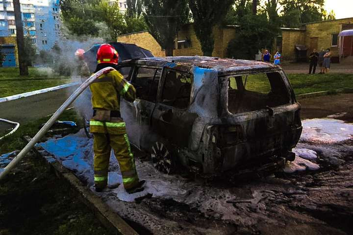 У Києві біля лікарні горів автомобіль Toyota