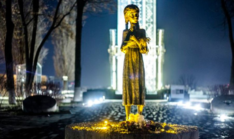 Зухвалі столичні вандали намагалися зруйнувати скульптуру біля музею Голодомору