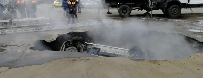 В Одессе легковушка  «ушла» под асфальт: видео