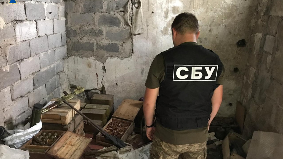 На Донеччині СБУ виявила схрон з великою кількістю засобів ураження та зброї