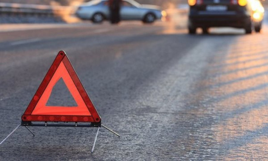 Під Києвом автомобіль проткнуло арматурою, є постраждалі