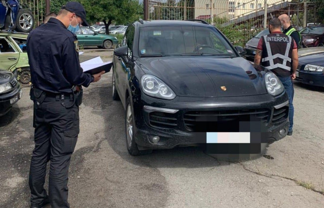 В Ужгороді знайшли викрадений із Словаччини Porsche Cayenne