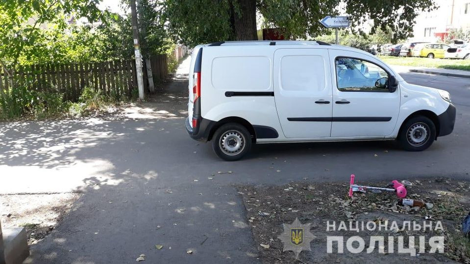 На Київщині водій збив дворічну дитину на самокаті