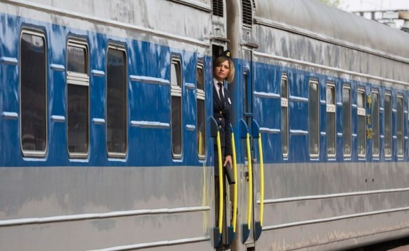 На столичном вокзале проводница толкнула пассажира под поезд, видео