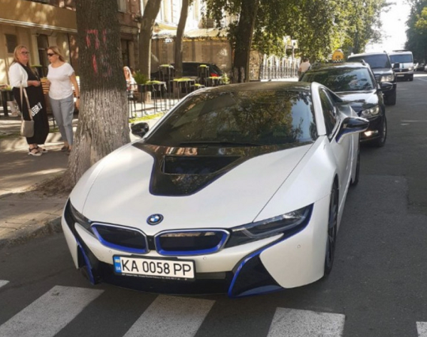 У Києві продовжують евакуювати дорогі автівки: фото чергового порушника