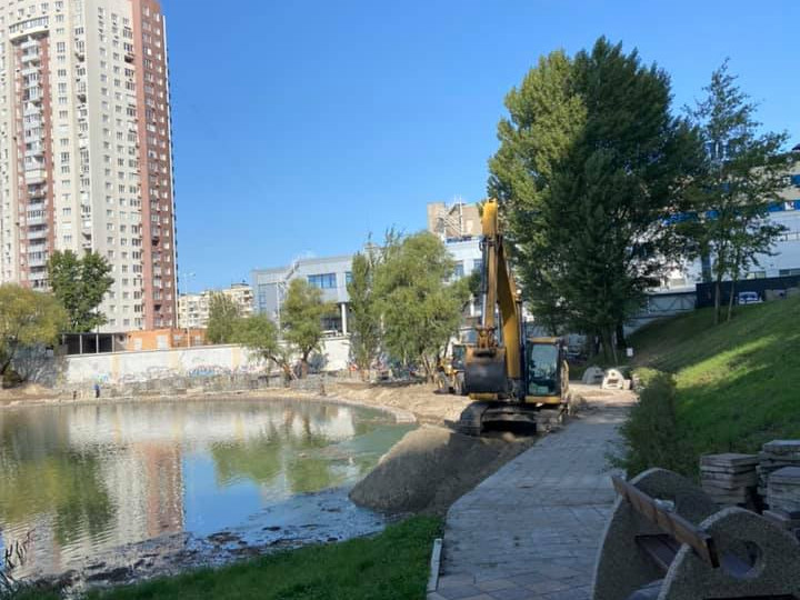 На Оболони в Киеве часть берега ушла под воду