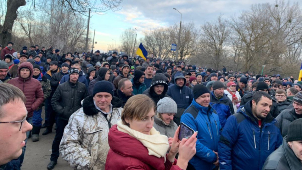 Сутички у Нових Санжарах: суд покарав громадян, які кидали каміння у правоохоронців