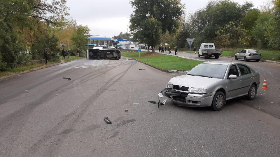 В Запорожье перевернулась маршрутка с людьми: трое пострадавших