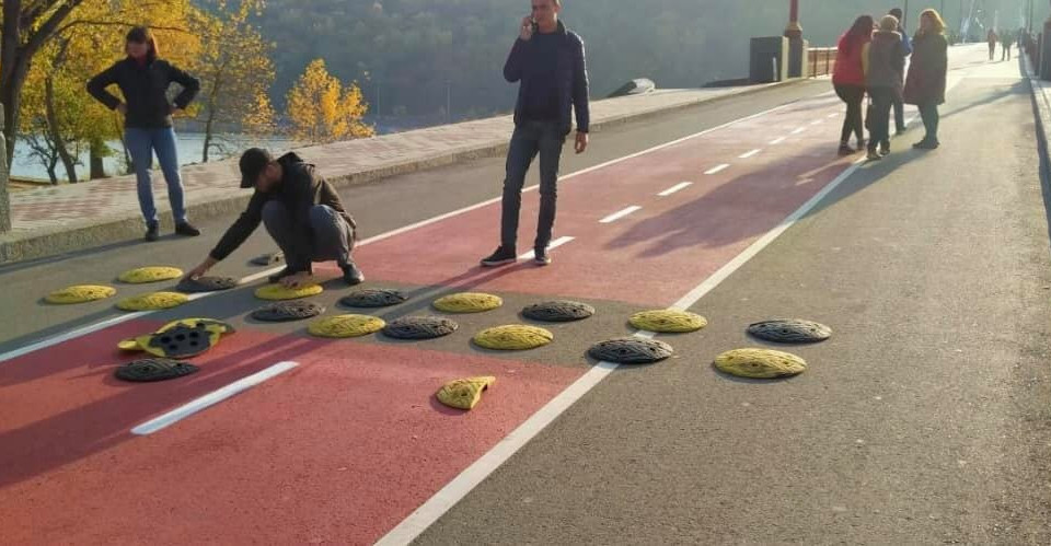 У Києві встановили перший «лежачий поліцейський» проти велосипедистів