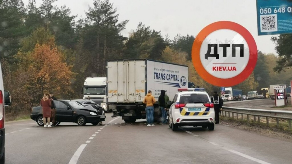 Под Киевом Daewoo влетел в грузовик