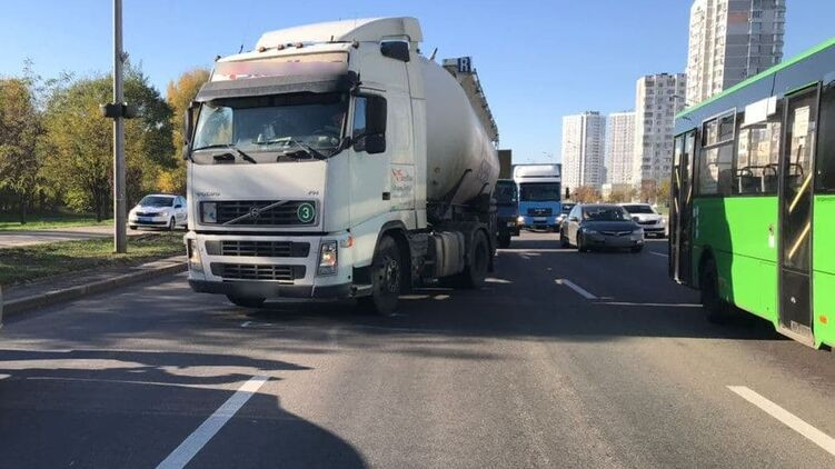 В Киеве на проспекте Бажана произошли одновременно две аварии