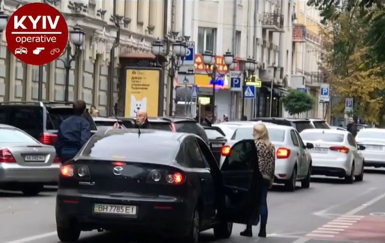 В Киеве мужчина с ключом набросился на водителя легковушки, видео