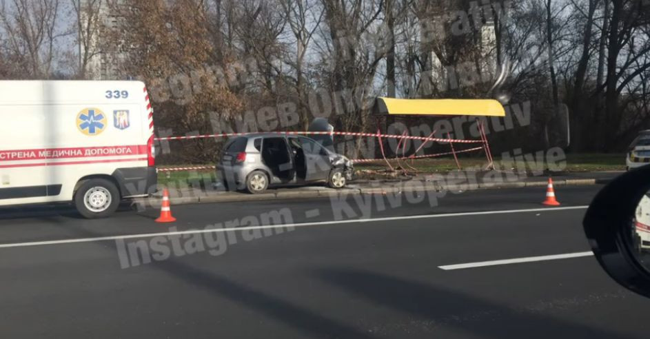 В Киеве легковушка протаранила остановку и загорелась, фото