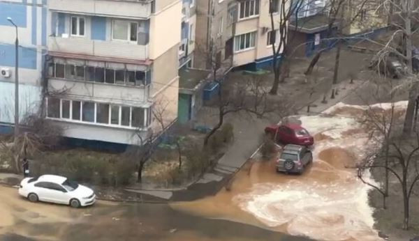 В Киеве прорвало трубу: двор затопило коричневой водой, видео