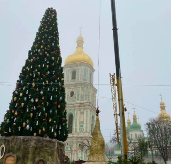 Осталась без шляпы: с главной елки страны сняли скандальный атрибут, фото