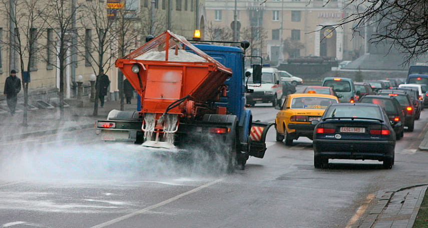 Как уберечь автомобиль от соли и реагентов на дороге: советы водителям