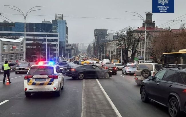 Движение ограничено: на столичном Шулявском мосту упали электроопоры, видео