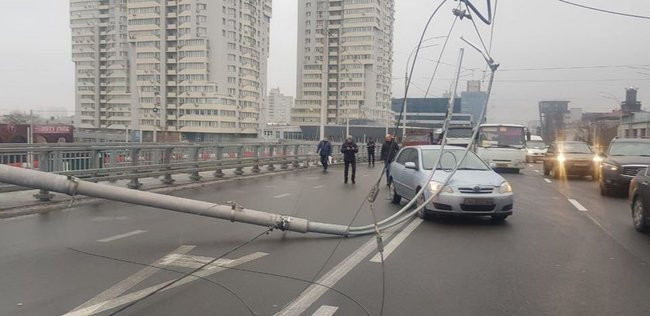 На Шулявском мосту упали столбы освещения: открыто дело