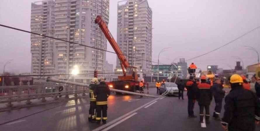 В Киеве на Шулявском мосту демонтировали электроопоры