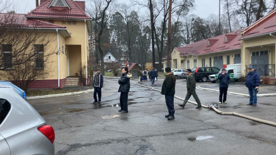 Пациенты прятались под кроватями: в Киеве горело здание психдиспансера, фото, видео